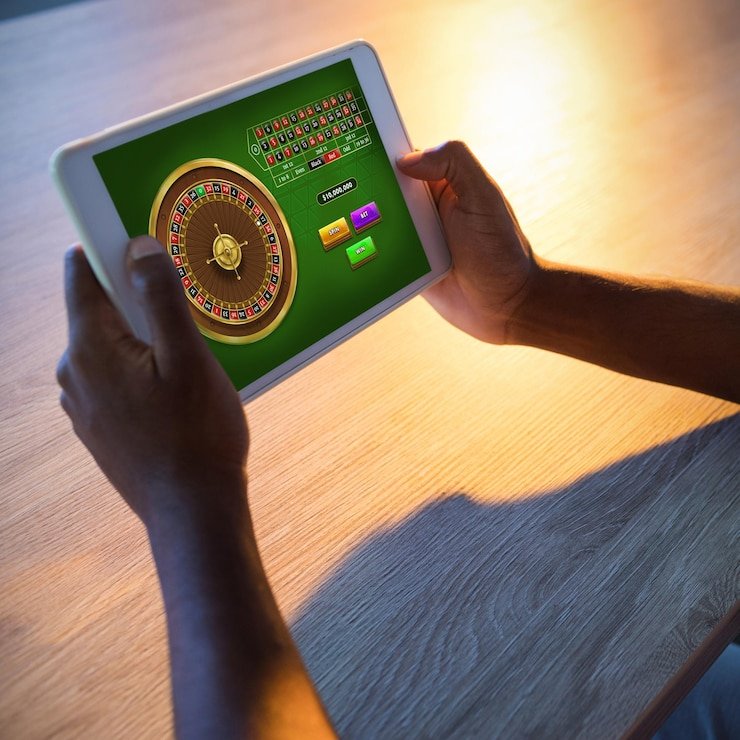 Penggemar sepak bola Eropa seru menonton pertandingan di layar secara mobile
